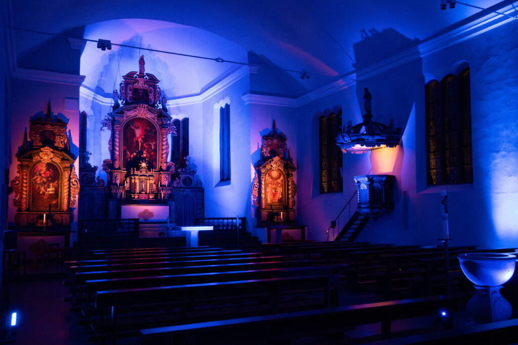 Blick in die beleuchtete Kirche